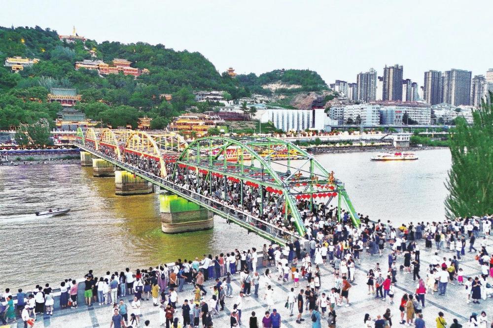 入夏以来，兰州中山桥人潮涌动。新甘肃&middot;甘肃经济日报记者　瞿娟　摄