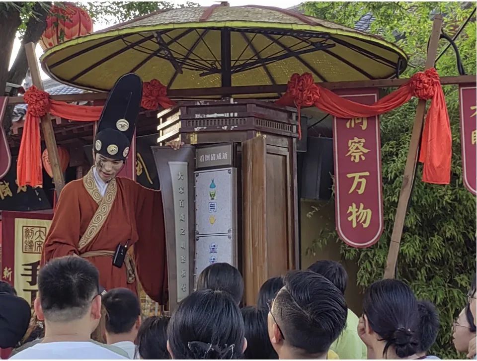 △众多敬业的NPC，丝毫不会让你出戏。（图/阿瑞 摄）