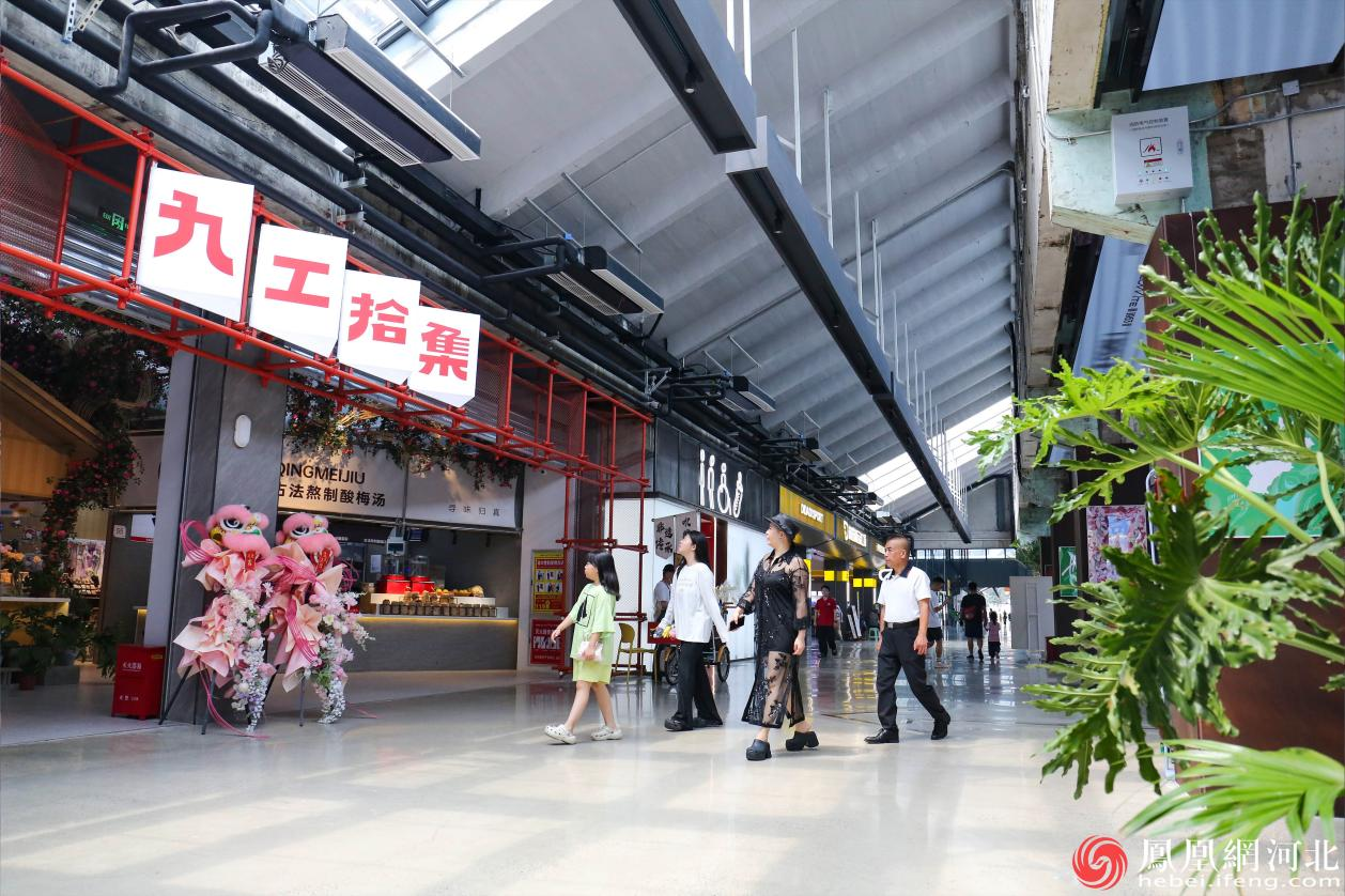 市民们到九工拾集就餐 李卓然摄