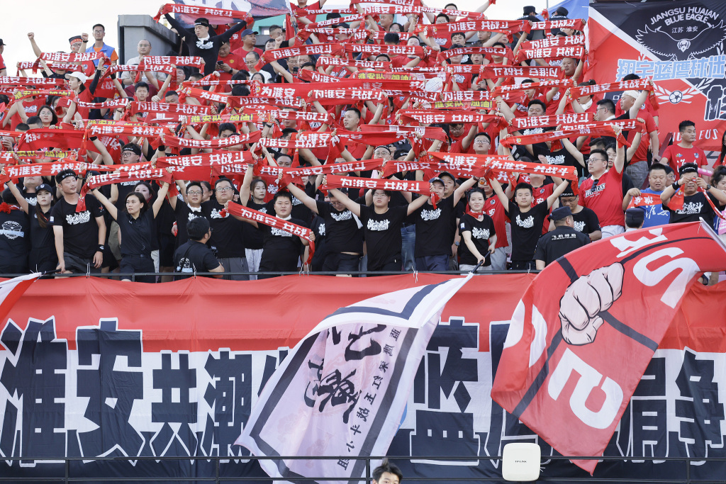 2025年7月20日，江苏省城市足球联赛第7轮，淮安Vs无锡。观看淮安队和无锡队比赛的球迷和观众。