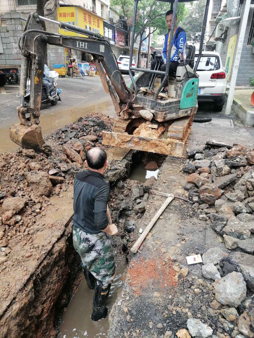 红旗区二片下水管道塌陷，社区利用物业反哺社区的公共维修专项基金进行维修。