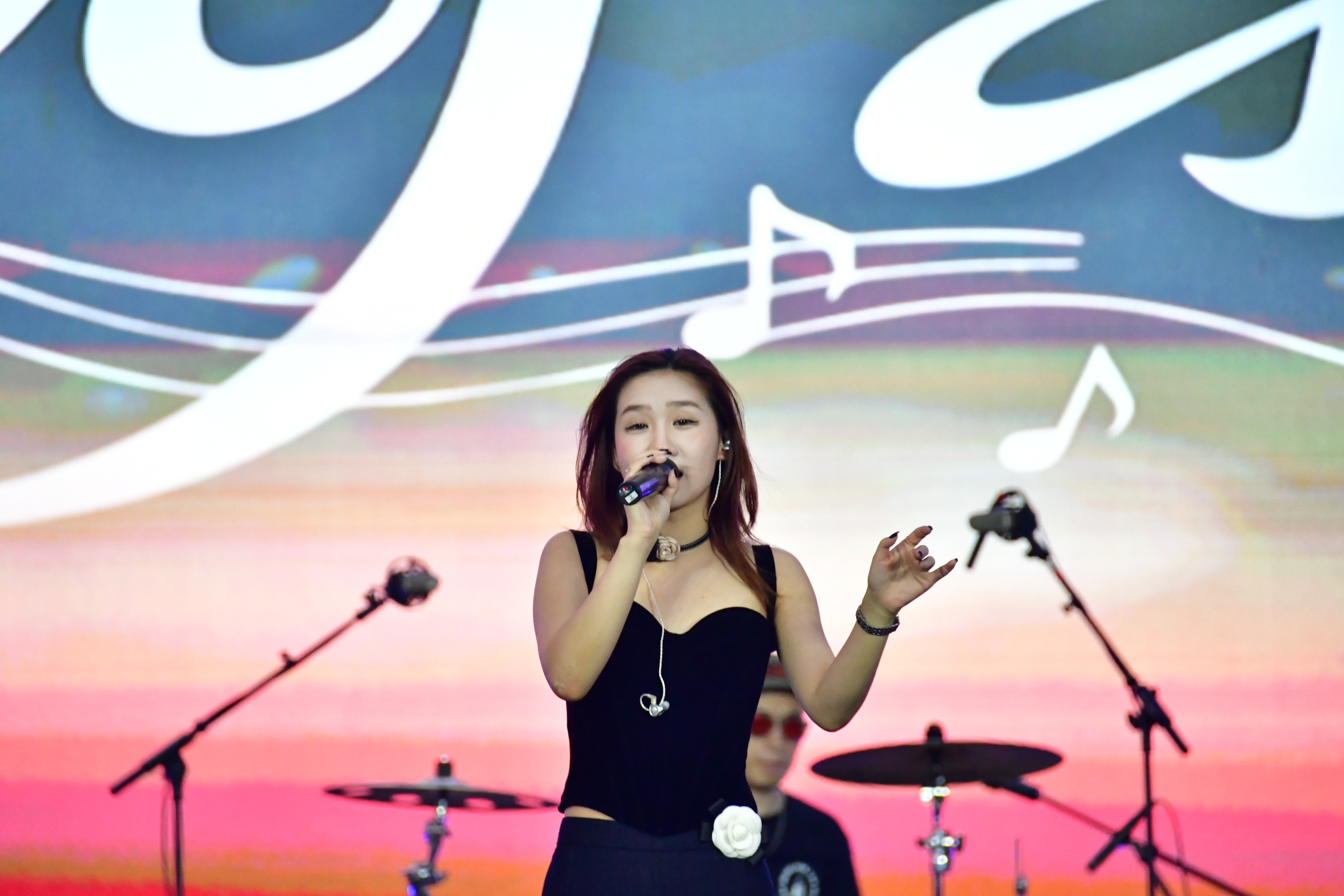 唱响小兴安岭腹地 干杯伊春绿海 ——第二届伊春桦树汁啤酒电音嘉年华盛大启幕 额尔古纳乐队燃爆开幕式