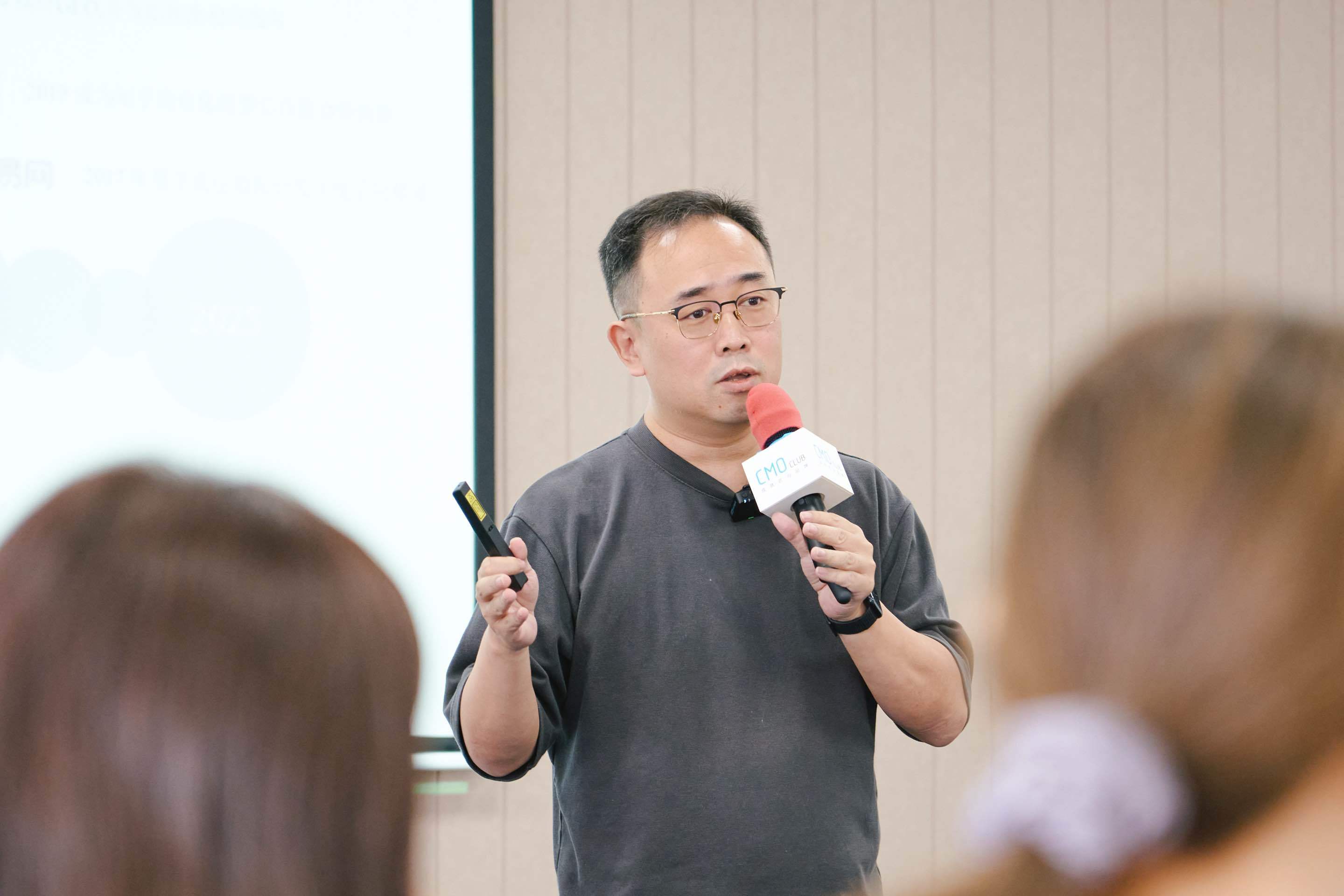 穿黑色衣服的男人在刷牙AI 生成的内容可能不正确。