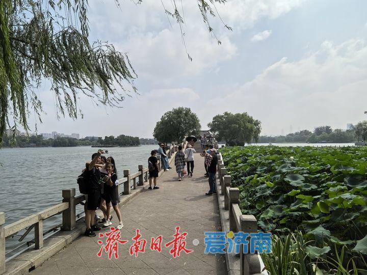 雨后济南大明湖美如画，水天共色游船穿梭