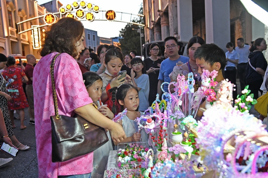 市民在夜市街购物。