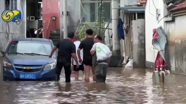 凤凰直击北京密云暴雨：街道成河、水深没过膝盖