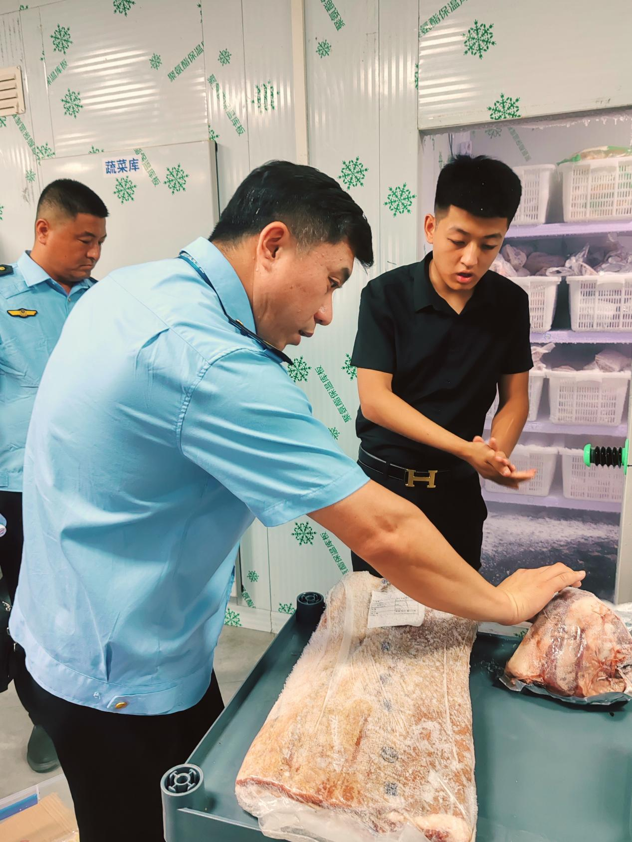 （图为执法人员检查肉制品外包装标识标签 赵慧玲供图）