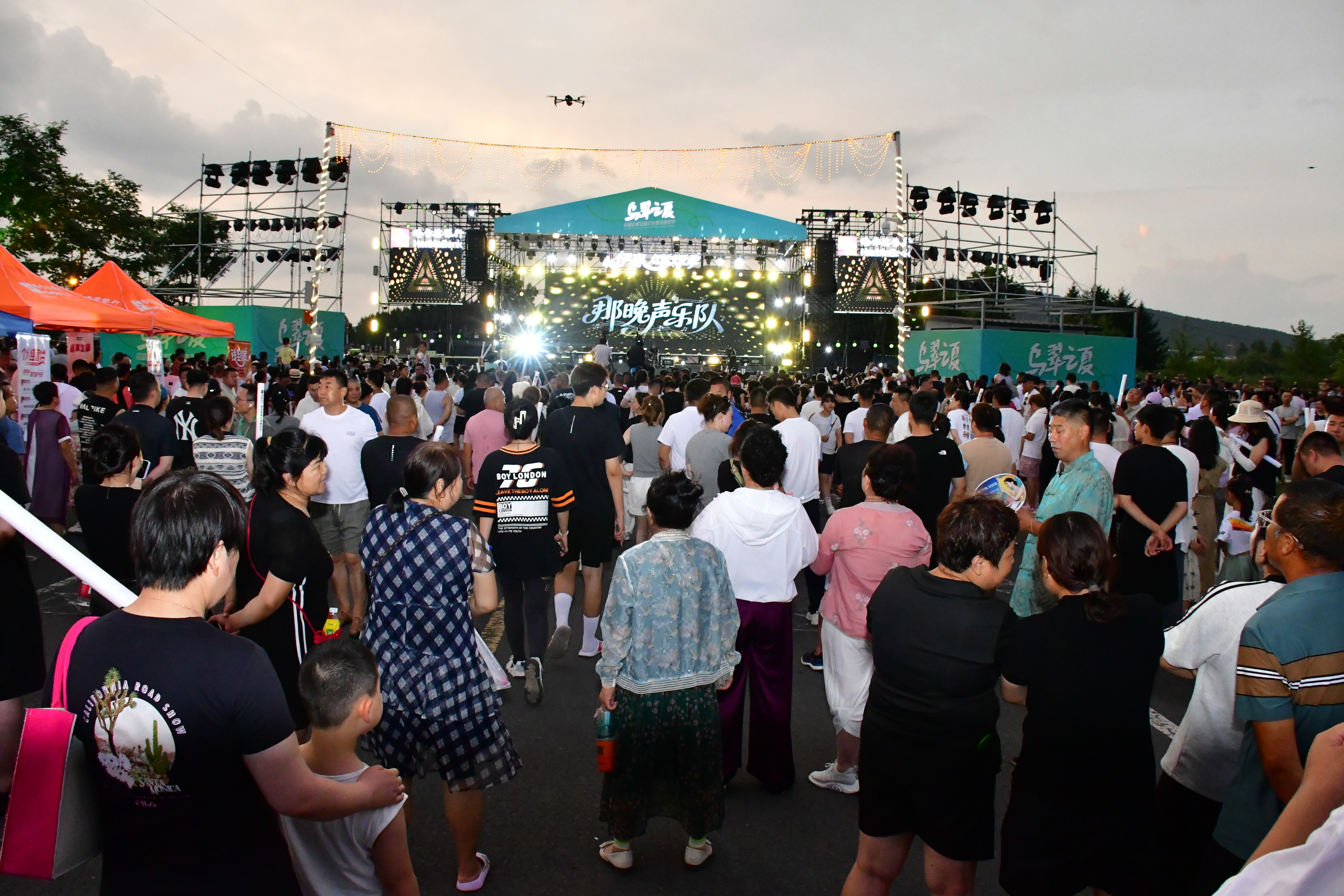 唱响小兴安岭腹地 干杯伊春绿海 ——第二届伊春桦树汁啤酒电音嘉年华盛大启幕 额尔古纳乐队燃爆开幕式