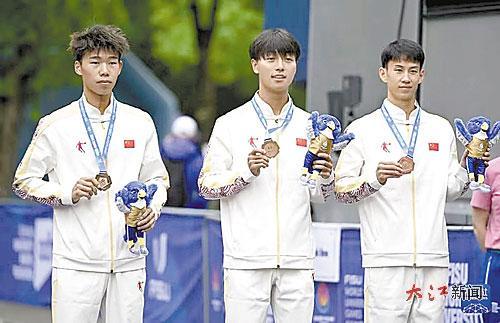 胡选非同学(左一)