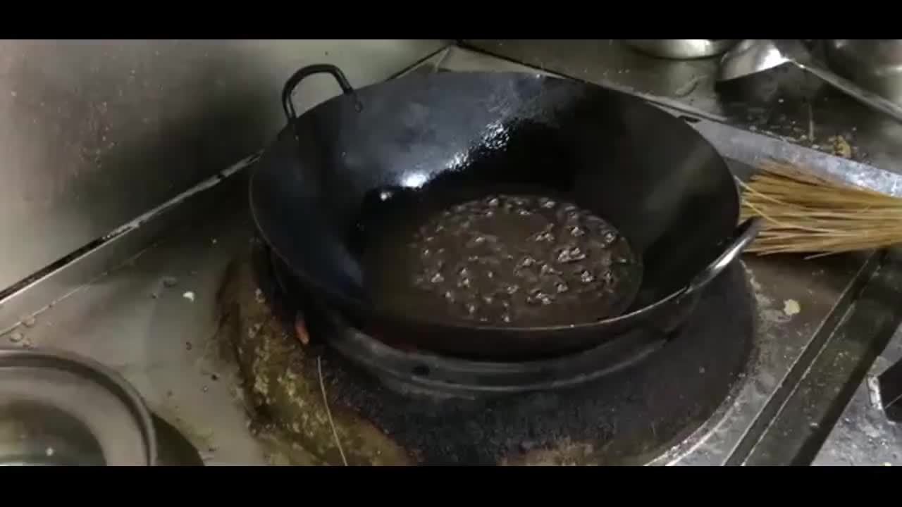 月薪10000的大厨就是牛！客人点爆炒牛蛙，他2分半钟就上菜