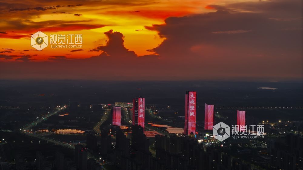 2025年7月29日，江西省吉安市傍晚的城市上空，天空的色彩变幻不断，从热烈的夕阳红到温馨的橙色，最后化为柔美的紫色，多种色彩交织在一起，漫天的云彩被染成了各种形状，此时的晚霞如同调色板一样，形成了庐陵大地一幅动人的美丽画卷。