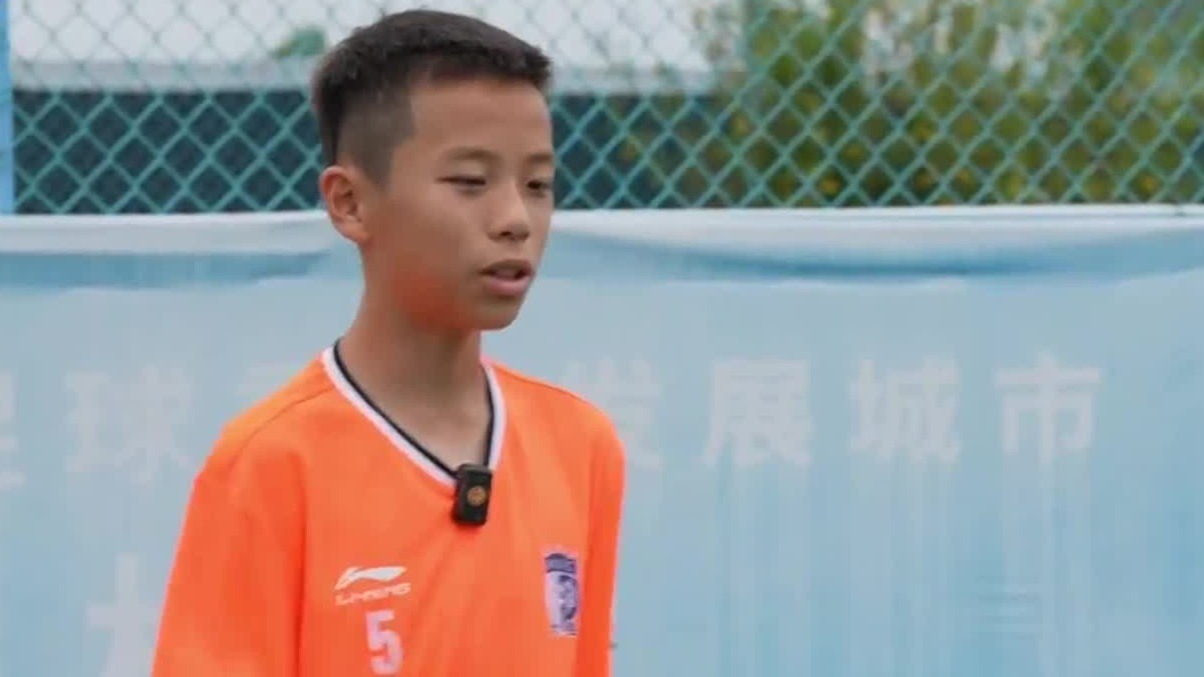热爱从未被伤病打败，不服输的中国足球少年：未来想去踢五大联赛