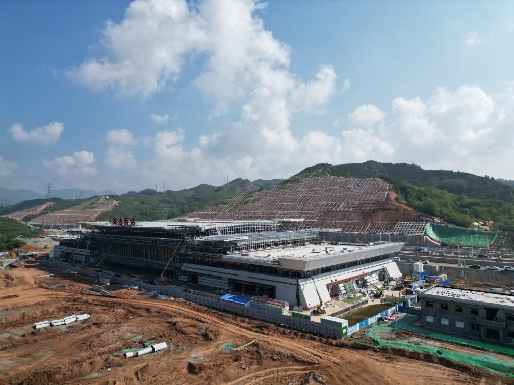 这是在建的西十高铁商洛西站站房。(受访者供图)