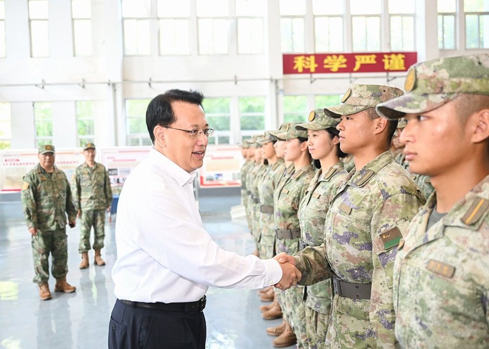 ▲7月31日上午，在联勤保障部队工程大学，市委书记袁家军同学员代表握手交谈。记者 苏思 摄