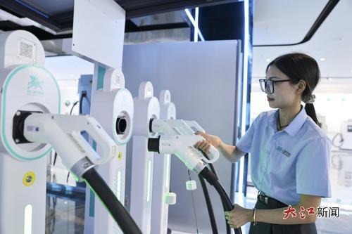 瑞昌经开区智造小镇江西瑞华智能科技有限公司生产车间内，工人正加紧生产新能源汽车智能无线充电桩。大江网视觉江西魏东升摄