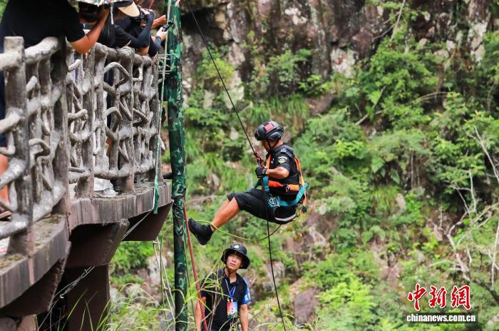 图为正在攀爬的特警。 熊锦阳 摄