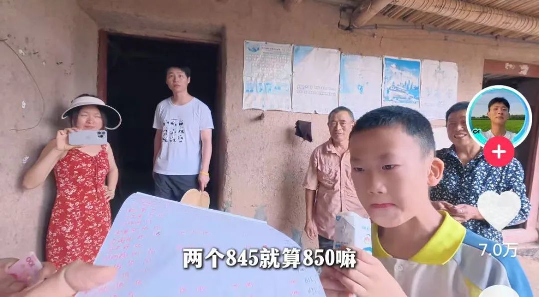 周建康和姐夫带着记账本挨家挨户给老人发工资