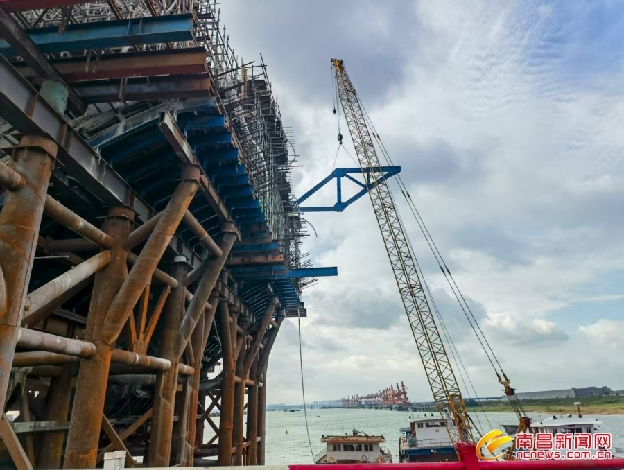 南昌：昌南大桥进入主桥挂篮悬浇施工阶段（图）