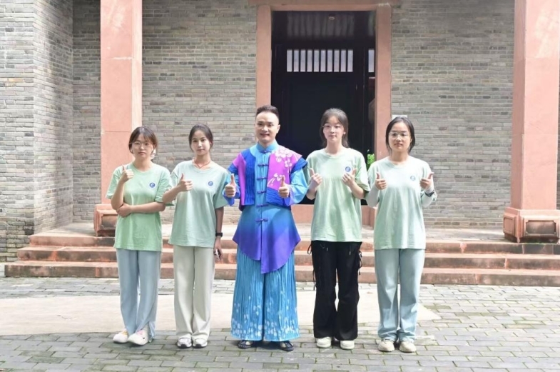 实践队与采茶剧团演员合影，领略戏曲文化魅力。