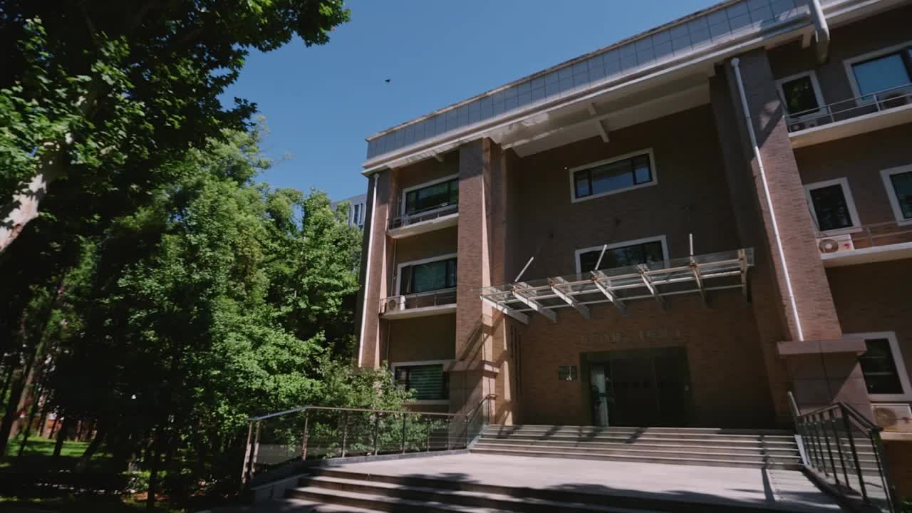 樊明武院士用最质朴的坚守诠释着中国核工业人的品格，当苏联加速器故障时，他毫不犹豫接下重任，在“核工业井冈山”的岁月里，他与两弹一星功勋们用“红专矢量论”，铸就了守护家国的坚实盾牌。他不慕虚名浮利，唯以