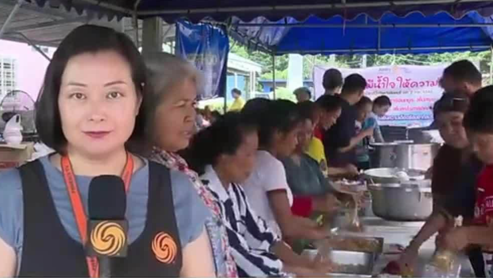 凤凰记者深入泰柬冲突泰方受袭府治，公益厨房一天为7千边民供食