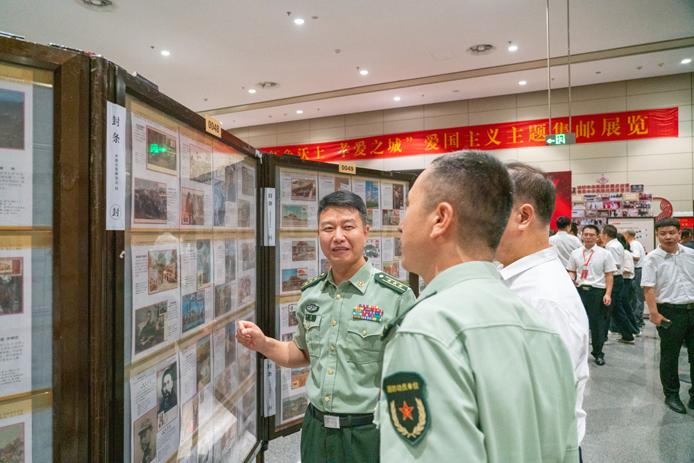 以“国家名片”致敬英模 《中国人民解放军挂像英模》纪念邮票在孝感首发
