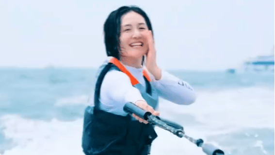 谢娜晒冲浪照，自在肆意，与友人高声互动，活力满溢。封面图
