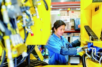 安百拓车间,工作人员在进行设备装配。 受访者供图