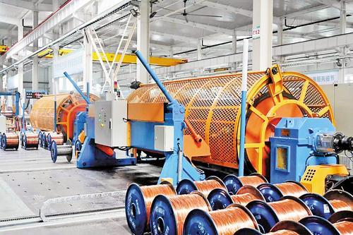 7月17日，宁晋县鑫荟达科技（邢台）有限公司，自动化生产线将铜丝加工成铜导体。 本报见习记者 闫德见摄