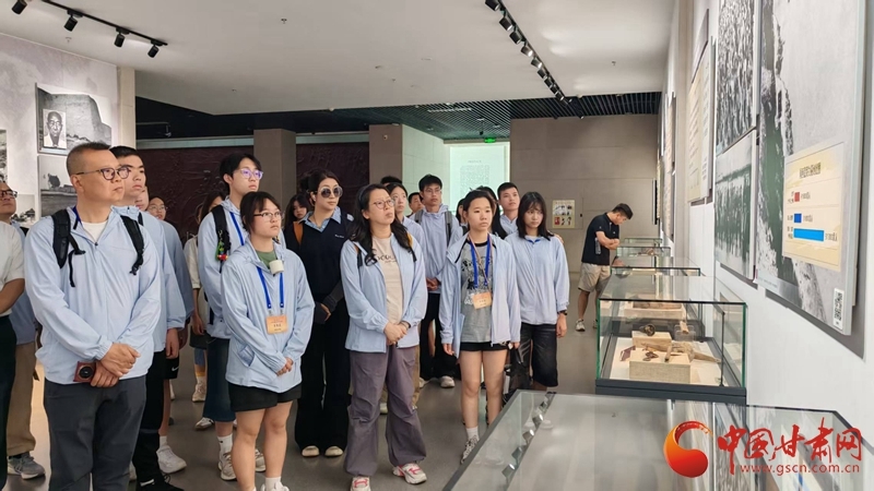 澳门青少年打卡莫高窟　把敦煌讲给世界听