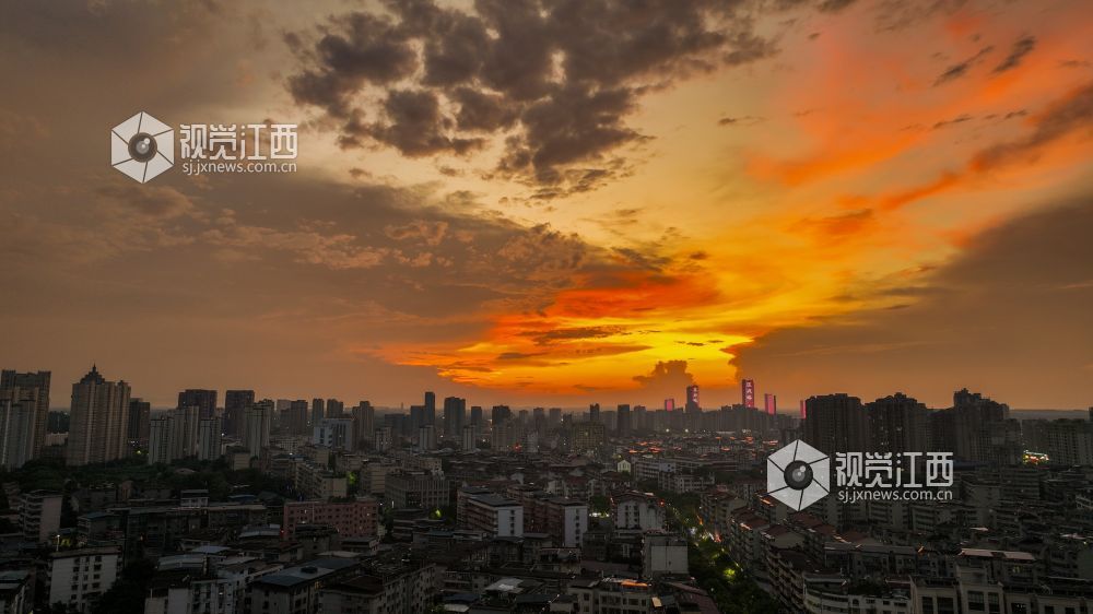 2025年7月29日，江西省吉安市傍晚的城市上空，天空的色彩变幻不断，从热烈的夕阳红到温馨的橙色，最后化为柔美的紫色，多种色彩交织在一起，漫天的云彩被染成了各种形状，此时的晚霞如同调色板一样，形成了庐陵大地一幅动人的美丽画卷。