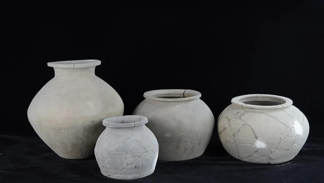 上图为M4出土陶罐、陶壶