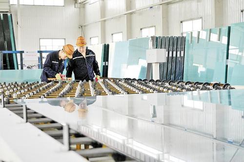 7月25日，位于沙河市的河北金石信远新材料科技有限公司，工人在生产玻璃产品。 本报记者 王 伟摄