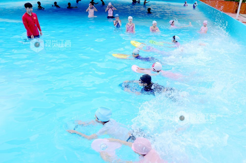 怎么学游泳教练 DD686AD1C0EEE1D73568B01FC1F60D0888BA2675_size95_w1000_h666.jpg