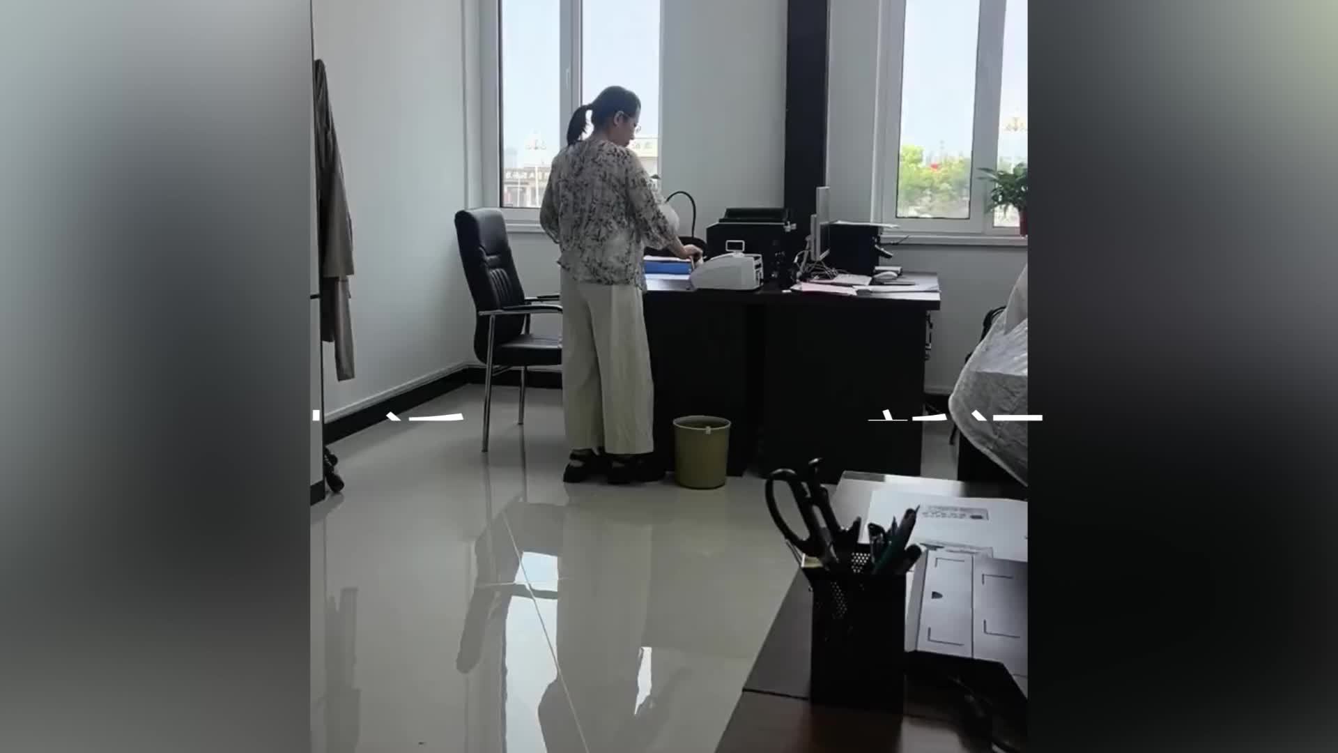 新人吕梁领结婚证收到1500元“份子钱”，当事人：给得特别快