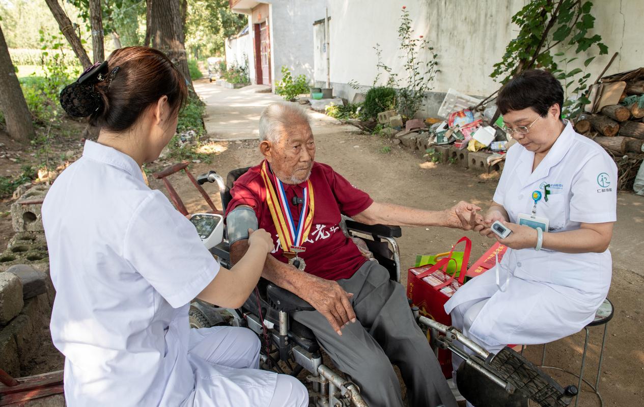 鲁山仁和健康体检中心医护人员为老兵做健康检查 摄影:叶要宏