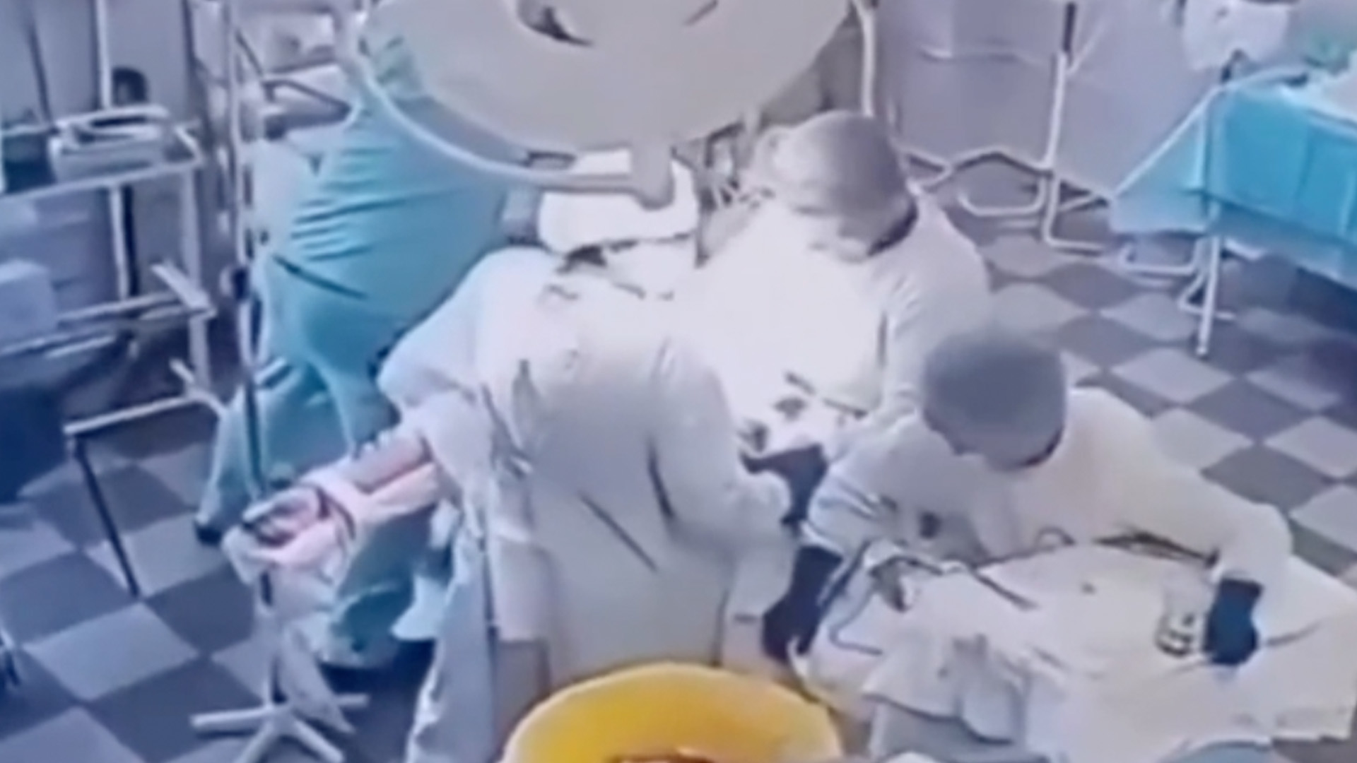 堪察加半岛8.7级地震，当地一家医院正在进行手术，医生在剧烈地震中紧紧护住病人