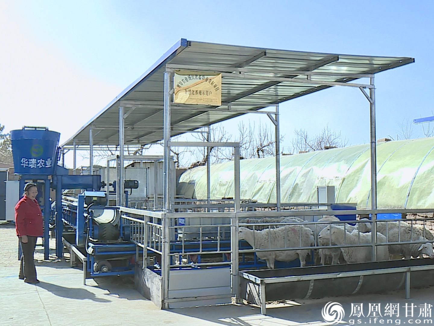 农户安装智慧化养殖设备,降低人力成本增加收入。民乐县融媒体中心供图