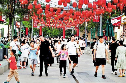 7月11日,人流如织的鼎盛文化产业园。 本组图片由本报记者陈宝云摄