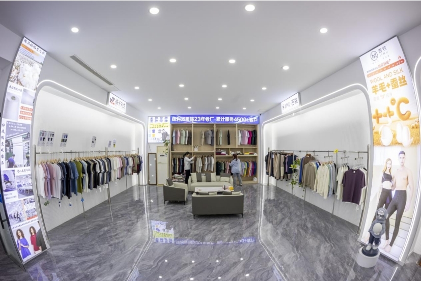 “辉利派”制衣产品展示大厅。王韬 摄