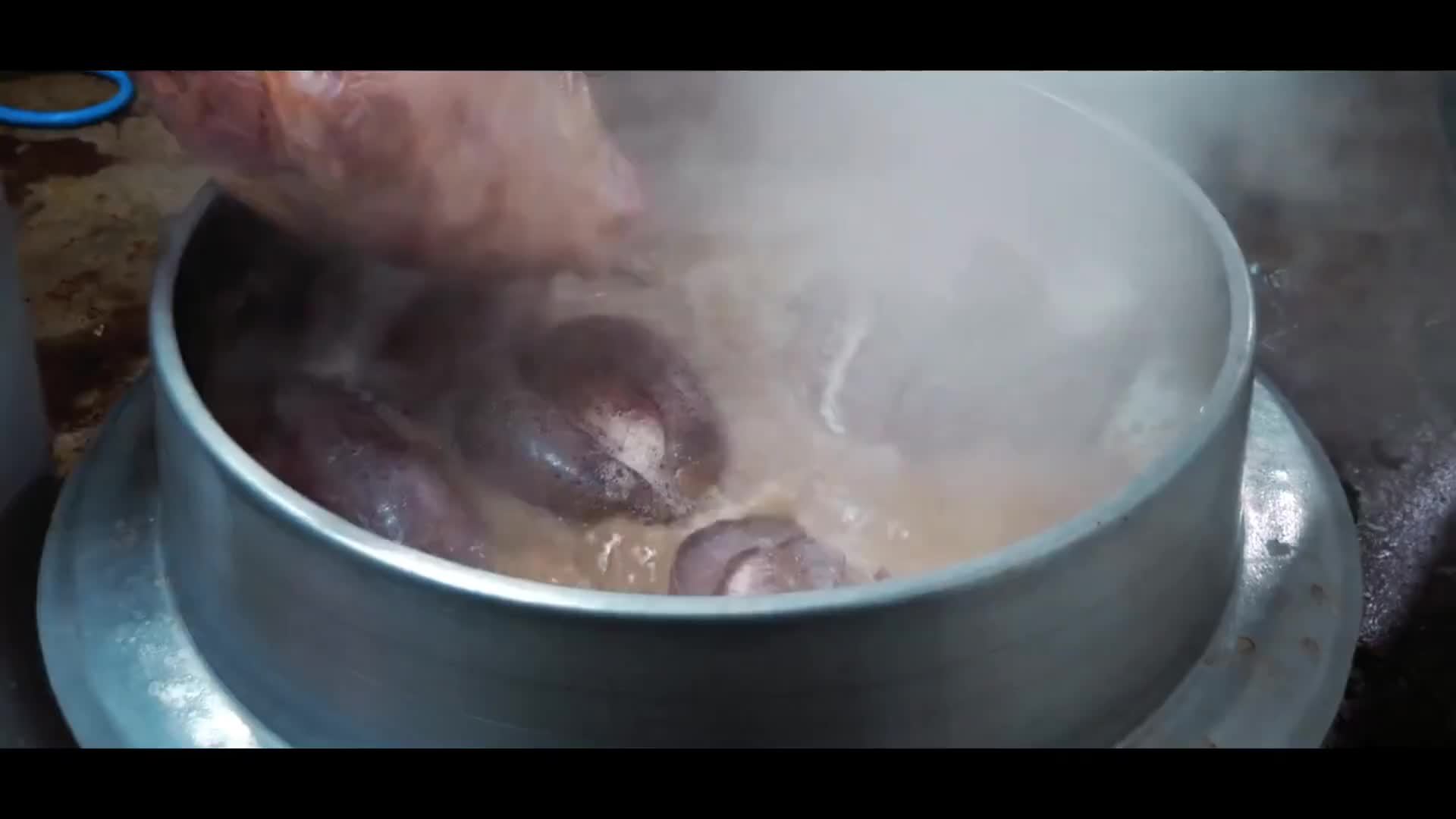 韩国人竟然这样吃猪下水！水煮后直接切块吃，一个字：服