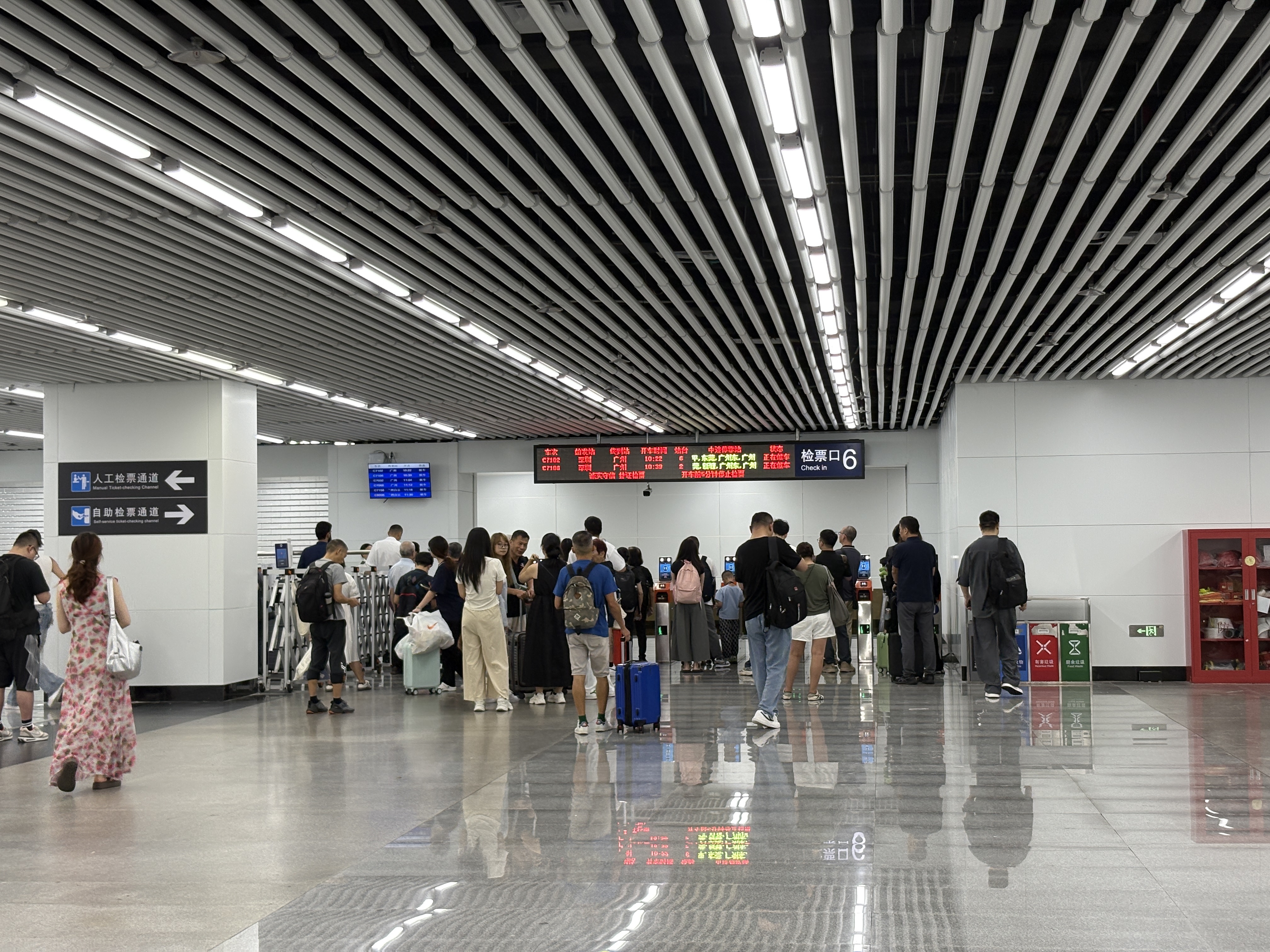 深圳铁路暑运首月，多措并举保障旅客出行 深圳铁路旅客到发量超1700万