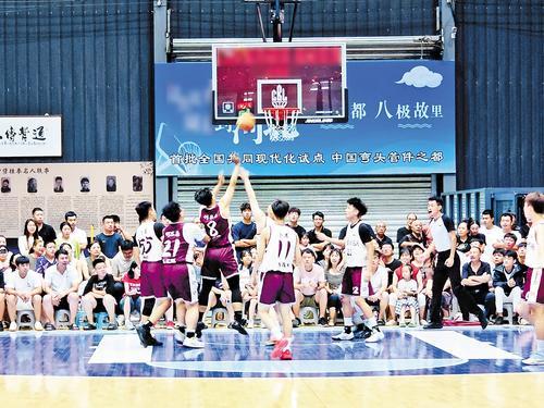7月20日，卜寨兄弟杯“村BA”篮球联赛正在进行。