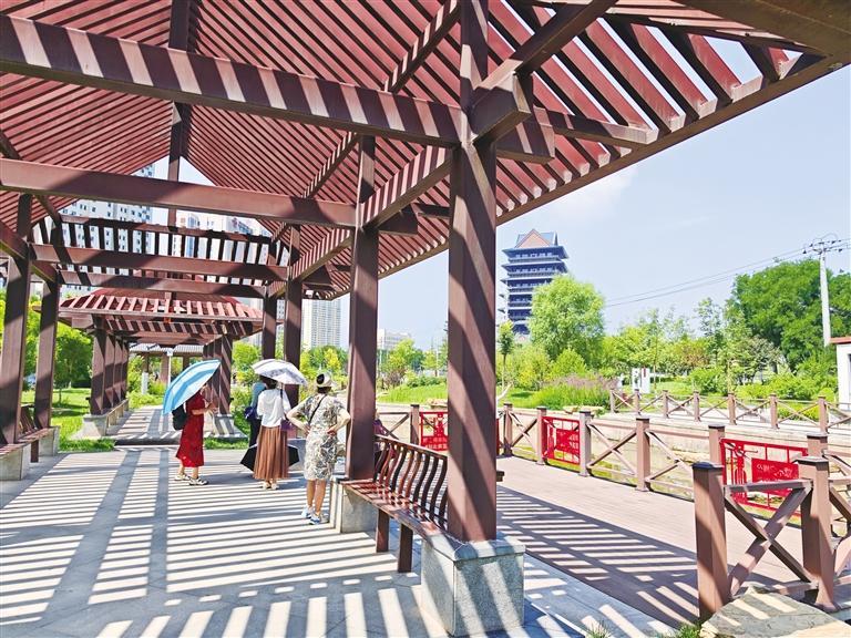 市民在小游园散步