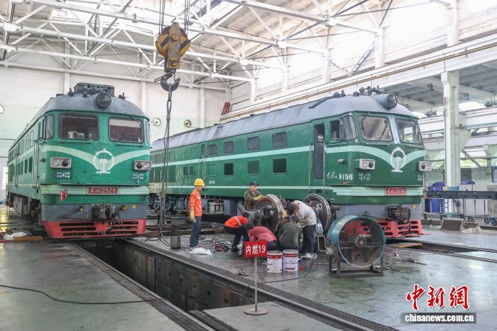 7月30日，江西南昌縣向塘機(jī)務(wù)段，鐵路工作人員在對機(jī)車車輪開展檢修。中新社記者 劉力鑫 攝