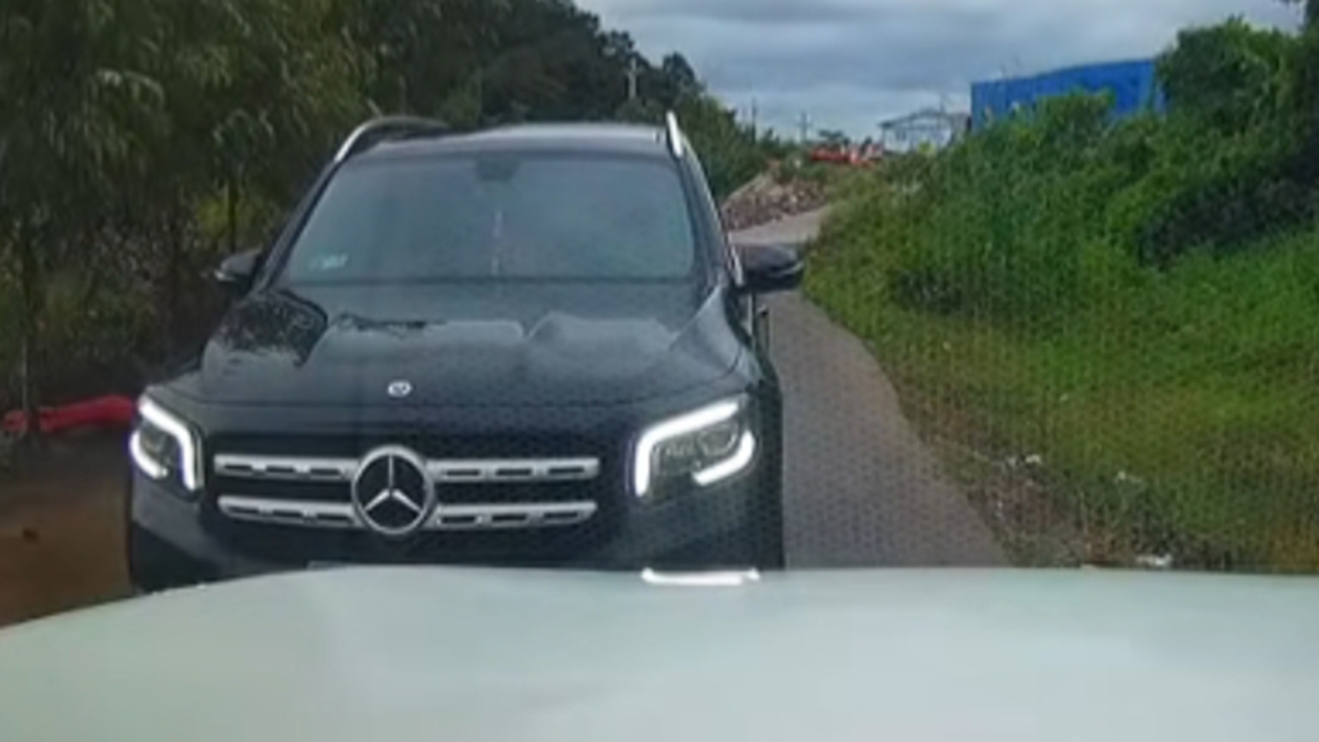 男子回应“奔驰女司机亮证逼迫让路”：曾多次向相关部门反映未果，当地通过家里老人向其施加压力