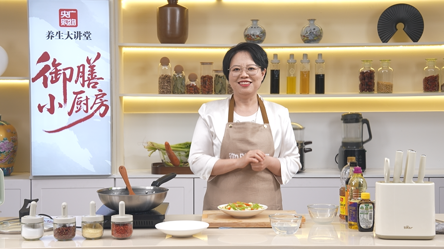 央广购物养生大讲堂主讲营养师通过日常饮食制作分享营养与健康的知识