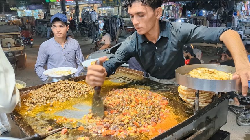 巴铁穷人美食，虽然3个小时才能上桌，但大家都爱，蹲在地上吃最有味