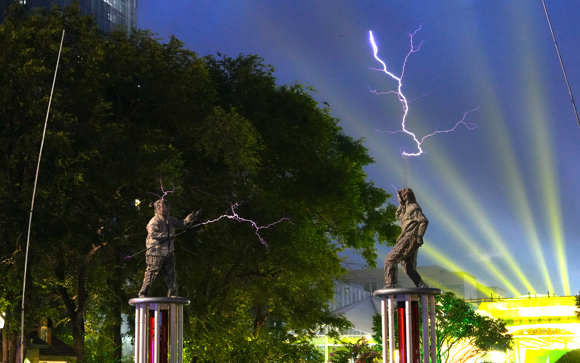 “闪电”吻过啤酒杯:青岛崂山夜空绽放科技浪漫