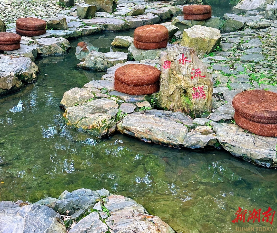 流觞亭前的“曲水流觞”。